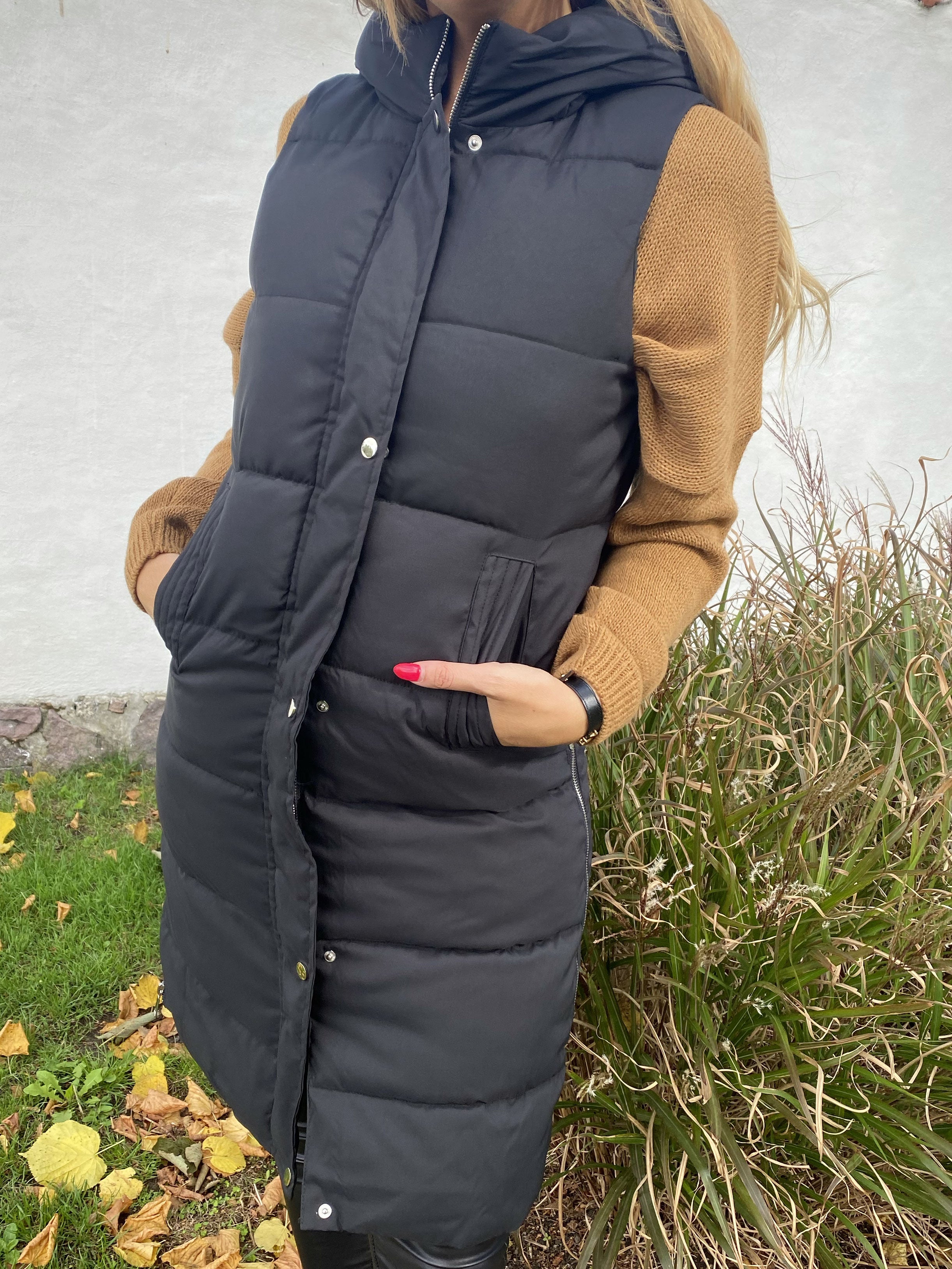 Xenia - Lång quiltad väst med huva